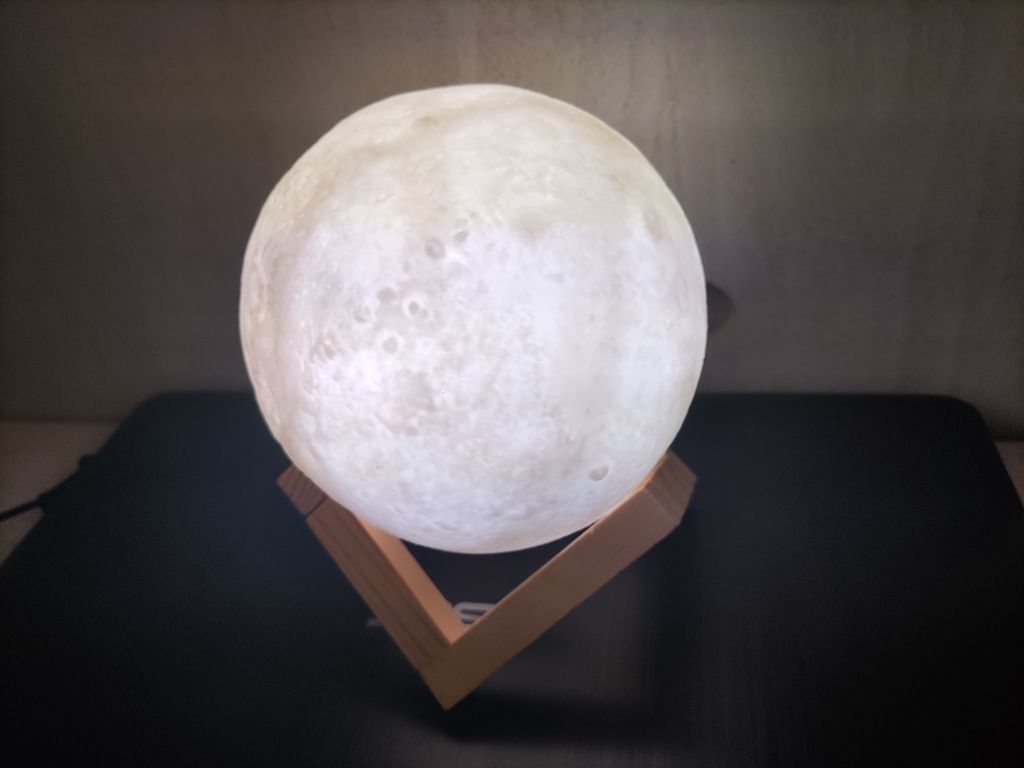 آباژور رو میزی ماه سفید